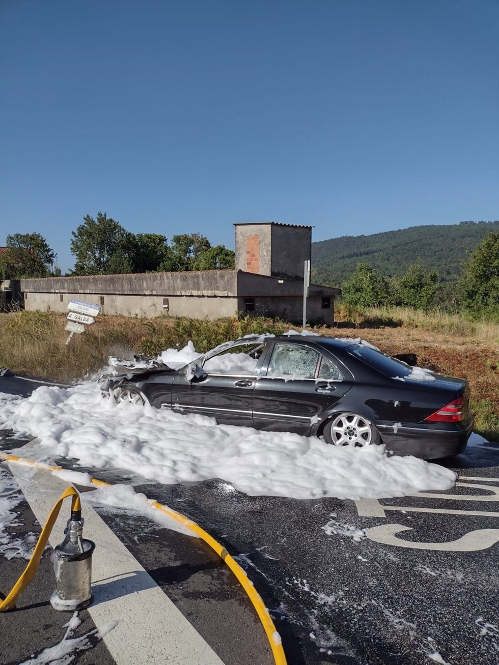 Incendio en un coche en su paso por Boiro (A Coruña), a 25 de julio de 2025.