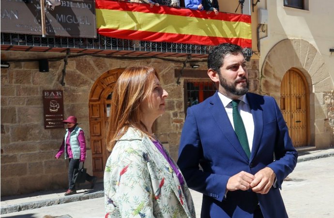 El portavoz parlamentario de Vox en las Cortes de Aragón, Alejandro Nolasco, y la concejal de este partido en el Ayuntamiento de Teruel, Elena Fernández.
