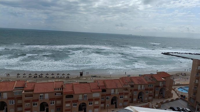 Olas y cielos nublados en la playa de Marchamalo en la Manga del Mar Menor (Murcia), a 25 de julio de 2025