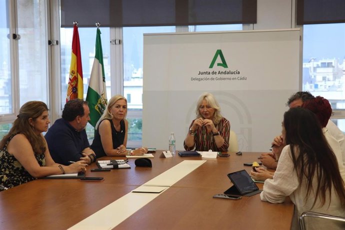 Mercedes Colombo reunida con los seis gerentes del Servicio Andaluz de Salud en Cádiz.