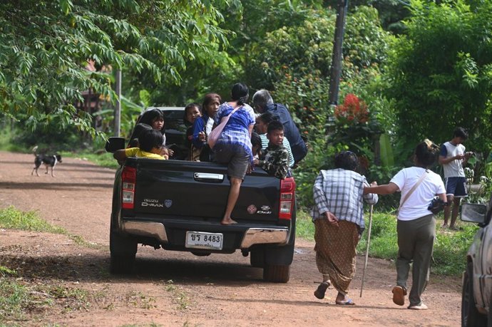 PEQUIM, 25 de julho de 2025 -- Moradores são evacuados na província de Surin, na Tailândia, após confronto na fronteira entre Tailândia e Camboja em 24 de julho de 2025.