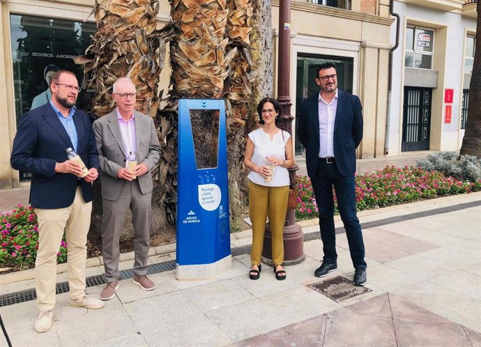 Archivo - El concejal de Desarrollo Urbano y Ciudad Inteligente, José Guillén, junto al de Planificación Urbanística, Huerta y Medio Ambiente, Antonio Navarro; la directora de Aguas de Murcia, Inmaculada Serrano; y el portavoz del PSOE en el municipio, Gi