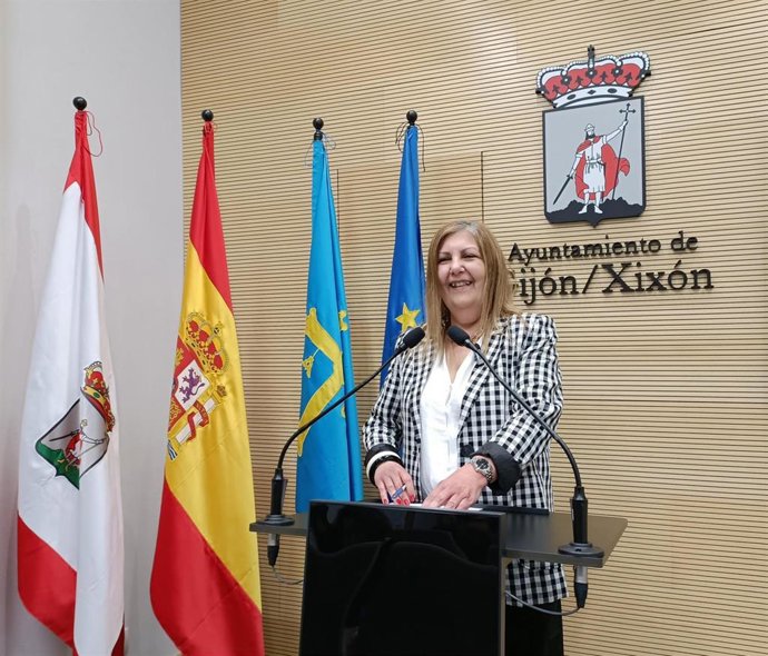 Archivo - La concejala del Grupo Municipal Socialista de Gijón Marina Pineda, en rueda de prensa en el Consistorio gijonés.