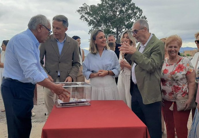 La consejera de Política Social, Familias e Igualdad, Conchita Ruiz, junto al alcalde de Lorca, Fulgencio Gil, durante el acto de colocación de la primera piedra del residencial de Apandis