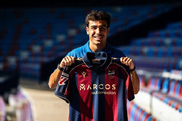 El lateral español Manu Sánchez posando con la camiseta del Levante