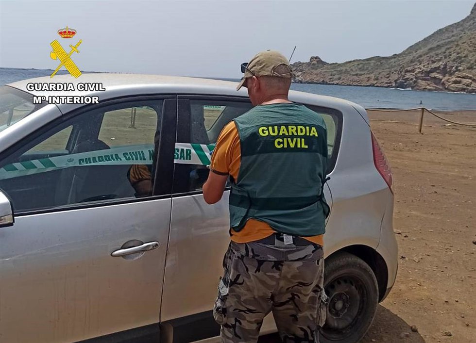 Guardia Civil detiene al patrón de una patera y tres colaboradores por favorecer la inmigración irregular