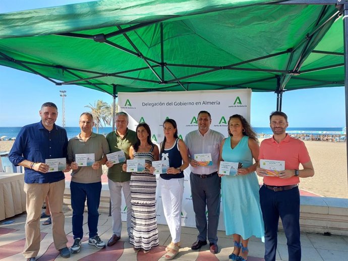 Presentación de la campaña 'Ojo con el agua' en la playa del Palmeral (Almería).