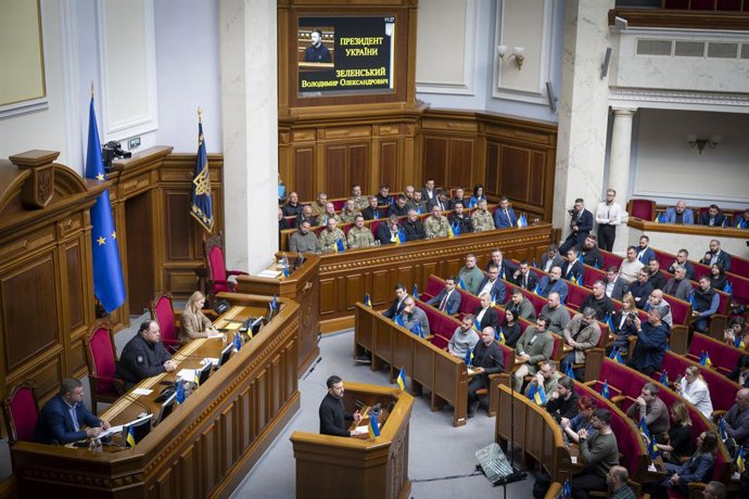 Archivo - FILED - 16 de outubro de 2024, Ucrânia, Kiev: O presidente ucraniano Volodymyr Zelensky fala durante uma sessão plenária do Parlamento ucraniano. O parlamento ucraniano autorizou a compra de dois reatores nucleares de projeto soviético da Bulgár