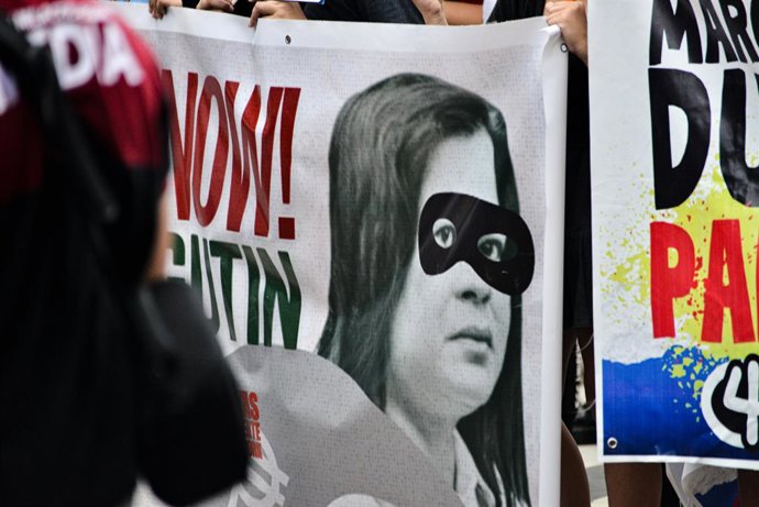 Archivo - June 11, 2025, Pasay, Ncr, Philippines: A picture of Sara Duterte wearing a thief's mask in a protest of the impeachment trial of Philippine Vice President Sara Duterte, outside the Senate of the Philippines in Pasay, Metro Manila on June 11, 20