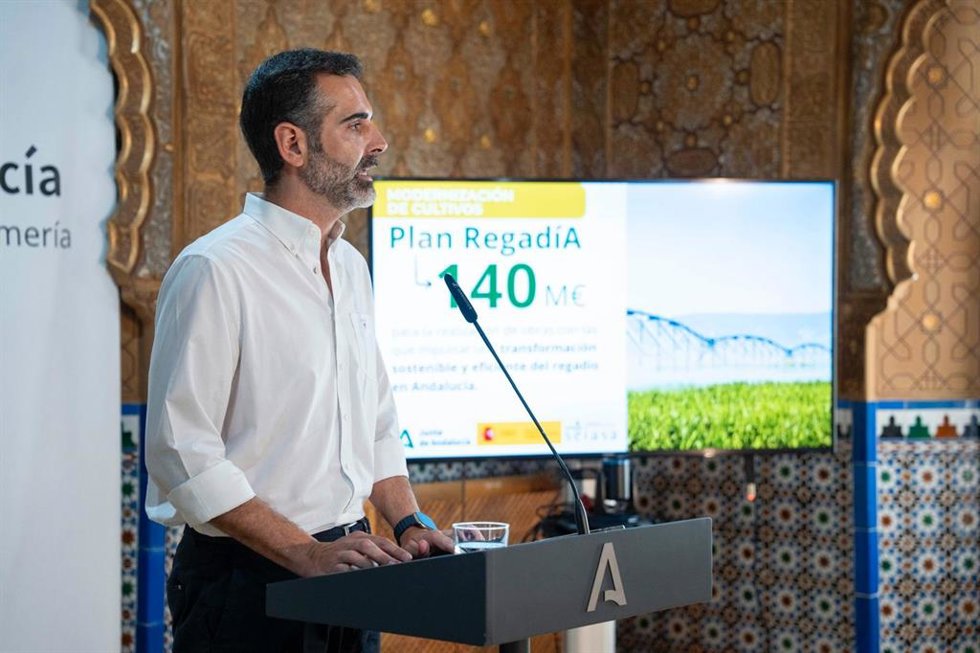 El consejero de Agricultura, Pesca, Agua y Desarrollo Rural de la Junta de Andalucía, Ramón Fernández-Pacheco, durante la presentación del Plan RegadíA en Almería.