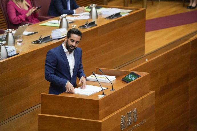 Archivo - Arxiu - El síndic del PSPV a Les Corts, José Muñoz, intervé durant un debat de política general