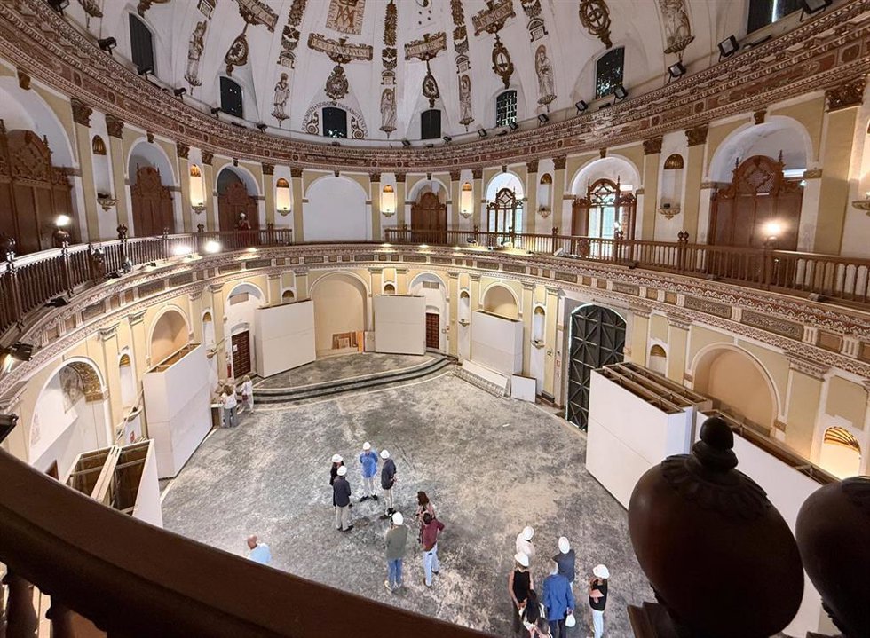 Interior de San Hermenegildo, con ocasión de la visita del alcalde tras finalizar las obras de rehabilitación.