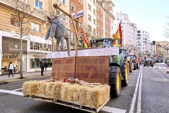 Archivo - Manifestantes y tractores, con pancartas y banderas de España, en una marcha hacia la Plaza de Correos, a 4 de marzo de 2022, en Santander.- Archivo