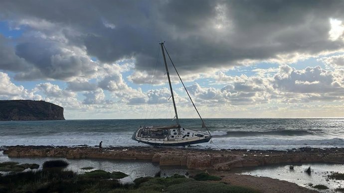 Imagen del velero encallado en la costa de Xàbia (Alicante)