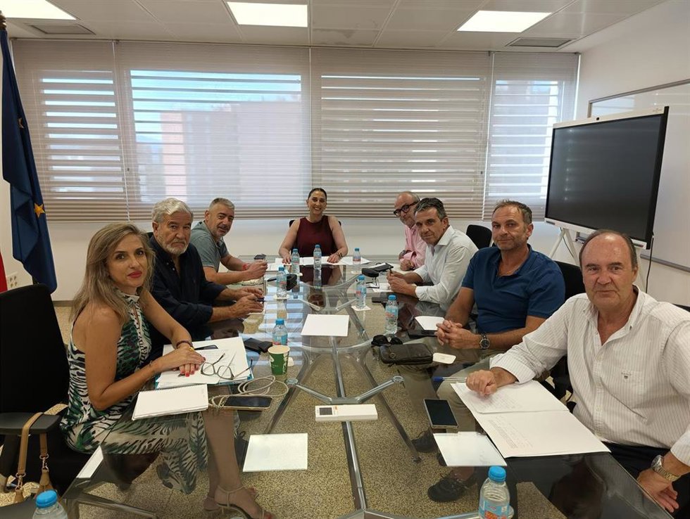 La consejera Sara Rubira en la reunión con las organizaciones COAG, ASAJA, UPA y FECOAM para abordar las ayudas para plantaciones de viñedo, olivar, aromáticas y cereal que son las más afectadas por la sequía prolongada