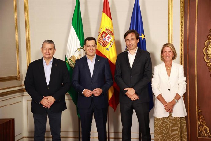 El presidente de la Junta de Andalucía, Juanma Moreno (2i), junto al consejero de Presidencia e Interior, Antonio Sanz (1i), y al presidente de Microsoft España, Francisco Salcedo (2d). A 25 de julio de 2025, en Sevilla (Andalucía, España). 