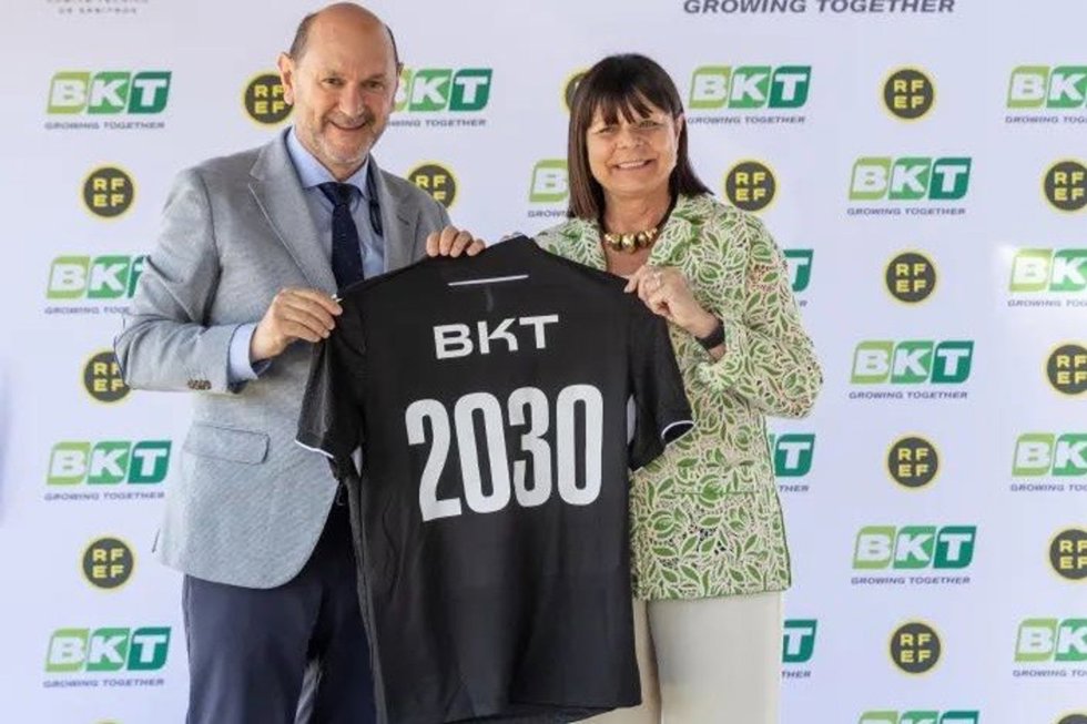 Rafael Louzán, presidente de la RFEF, y Lucia Salmaso, directora de Gestión en BKT Europe.