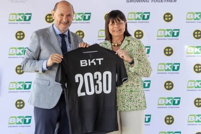 Rafael Louzán, presidente de la RFEF, y Lucia Salmaso, directora de Gestión en BKT Europe.