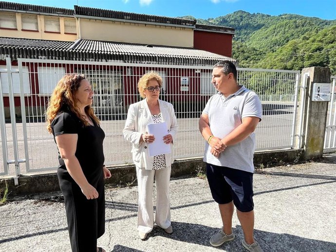 La diputada del PP de Asturias y portavoz de Educación, Gloria García, y los ediles Nieves Díaz y Héctor Teijeiro, en el  Colegio Público San Pedro de Piñeres, en Aller.