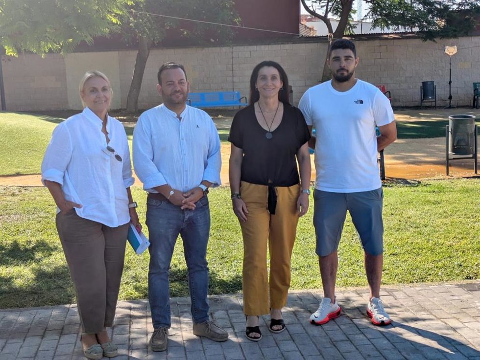 La diputada Encarnación Fuentes, en su visita a La Algaba para el seguimiento del 'Plan Corresponsables'.