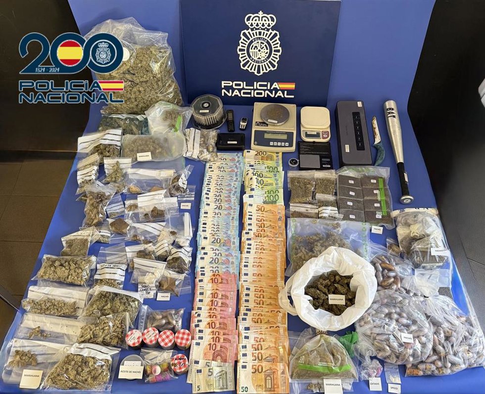 Droga, dinero y objetos intervenidos en el falso club de 'cannabis' y su 'guardería' de la droga, así como un invernadero 'indoor' de marihuana en Córdoba.