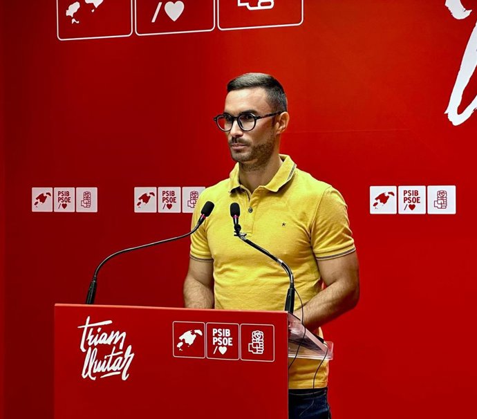 El portavoz del PSIB-PSOE, Rubén Castro, en rueda de prensa