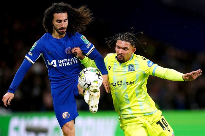 Archivo - 01 November 2023, United Kingdom, London: Chelsea's Marc Cucurella (L) and Blackburn Rovers' Tyrhys Dolan battle for the ball during the English Carabao Cup fourth round soccer match between Chelsea and Blackburn Rovers at Stamford Bridge. Photo