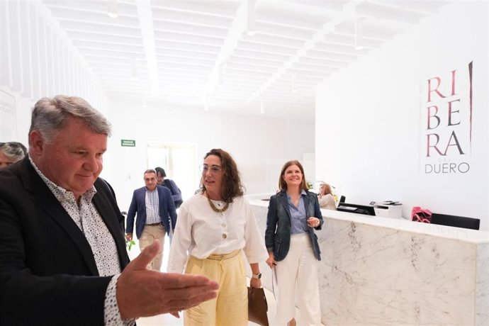 El presidente del Consejo Regulador de la Denominación de Origen Ribera del Duero, Enrique Pascual, con la consejera de Agricultura, Ganadería y Desarrollo Rural, María González Corral.