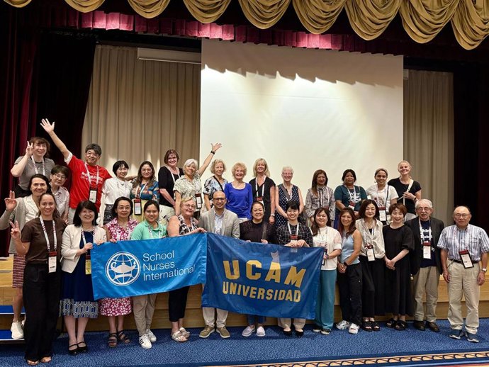 En la imagen, Daniel Guillén (primera fila), profesor de la Facultad de Enfermería de la UCAM y director del Máster Universitario de Enfermería y Salud Escolar, en el simposio celebrado esta semana en Japón, y en el que se hizo el anuncio.