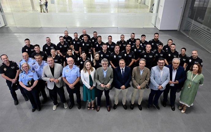 Foto de familia durante la clausura del curso selectivo de los nuevos agentes de policía local