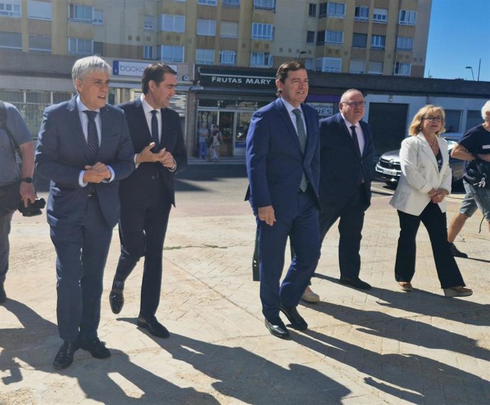 El presidente de la Junta de Castilla y León, Alfonso Fernández Mañueco (centro), momentos antes de visitar las instalaciones ya concluidas del nuevo Centro de Salud Pinilla de San Andrés del Rabanedo (León).