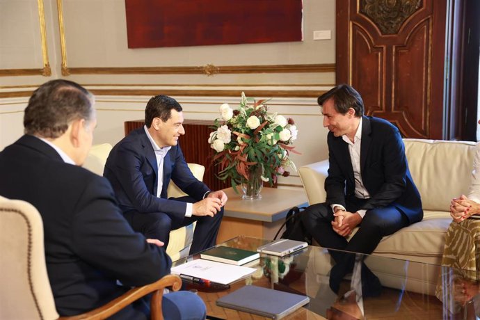 El presidente de la Junta de Andalucía, Juanma Moreno (i), junto al presidente de Microsoft España, Francisco Salcedo (d). A 25 de julio de 2025, en Sevilla (Andalucía, España). 