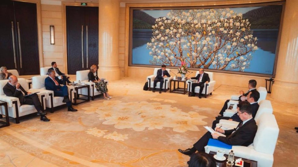 El presidente de la Generalitat, Salvador Illa, se ha reunido con el representante del Buró Político del Comit Central del Partido Comunista de China