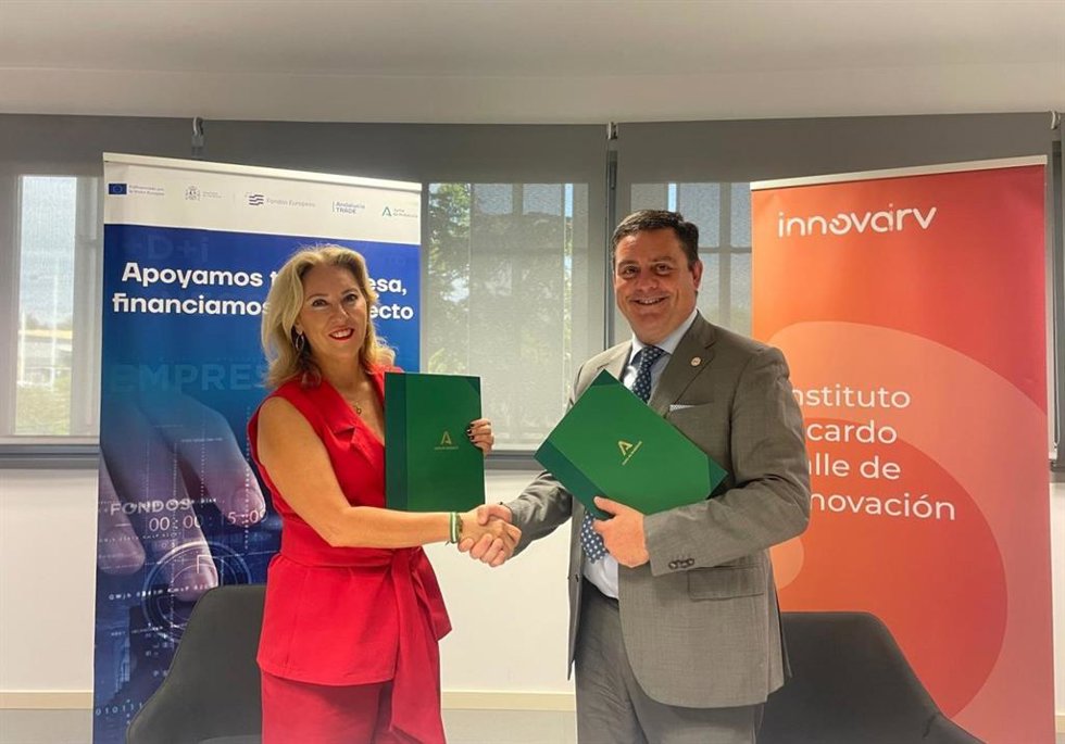 La consejera de Economía, Hacienda y Fondos Europeos y presidenta de Andalucía Trade, Carolina España, y el presidente de la Fundación Instituto Ricardo Valle de Innovación (Innova IRV), Ezequiel Navarro.