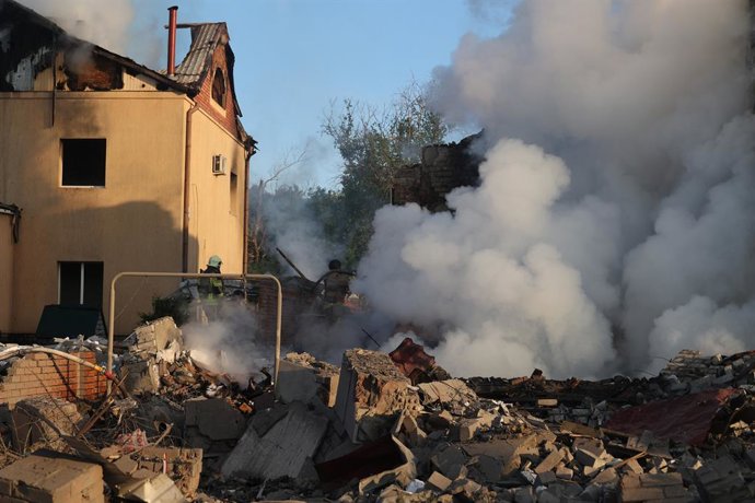 Archivo - 10 May 2024, Ukraine, Kharkiv: Firefighters extinguish a house after a Russian missile attack on Kharkiv, northeastern Ukraine. Photo: -/Ukrinform/dpa