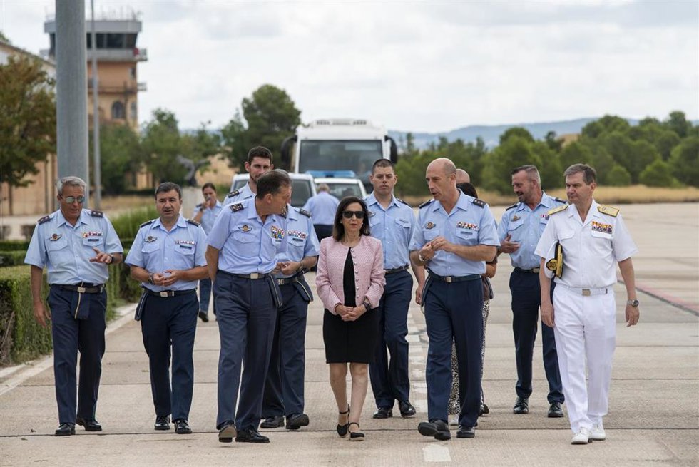 La ministra de Defensa, Margarita Robles (c), durante su visita al Ala 14 del Ejército del Aire y del Espacio, en la Base Aérea de Los Llanos, a 25 de julio de 2025, en Albacete, Castilla-La Mancha (España). La agenda incluye encuentros con el personal 
