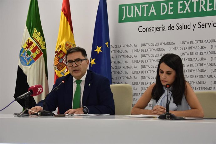 El director gerente del Servicio Extremeño de Salud (SES), Jesús Vilés, informa sobre los datos de las listas de espera sanitarias a cierre de junio de 2025