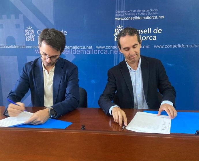 El presidente del IMAS, Guillermo Sáncghez, y el director general de Adema, Carlos López, firman el convenio de colaboración.