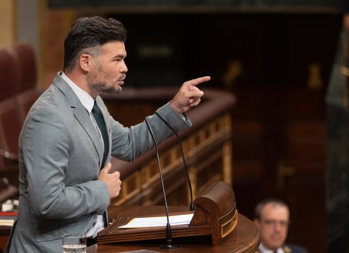 O porta-voz da ERC no Congresso, Gabriel Rufián, fala durante uma sessão plenária extraordinária no Congresso dos Deputados, em 9 de julho de 2025, em Madri (Espanha). Sánchez comparece em uma sessão plenária extraordinária para tratar de questões pendent