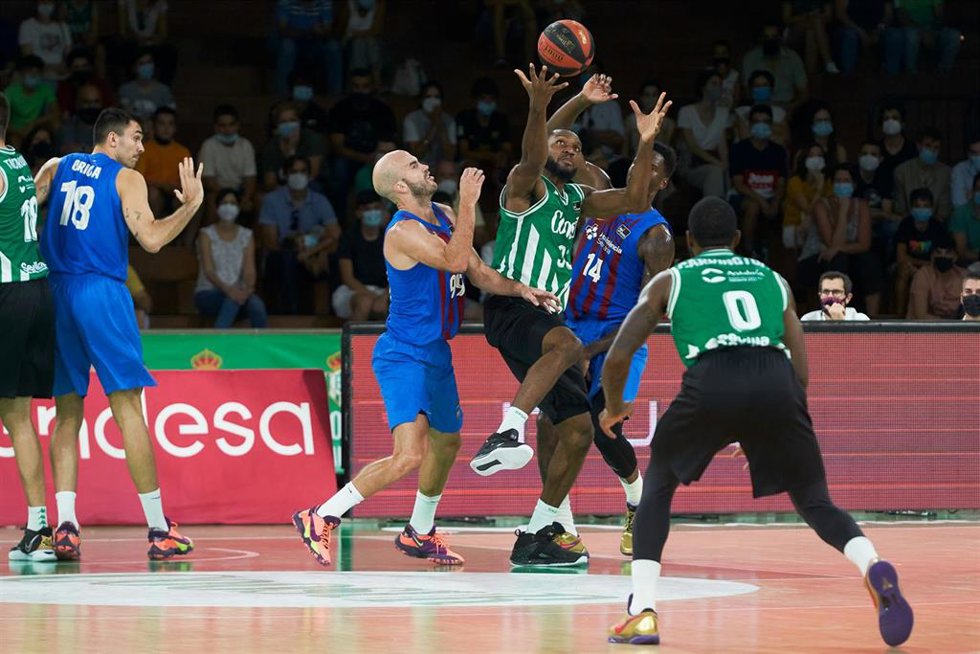 Archivo - Un encuentro entre el FC Barcelona y el Real Betis Baloncesto correspondiente a la liga ACB de hace cuatro temporadas.