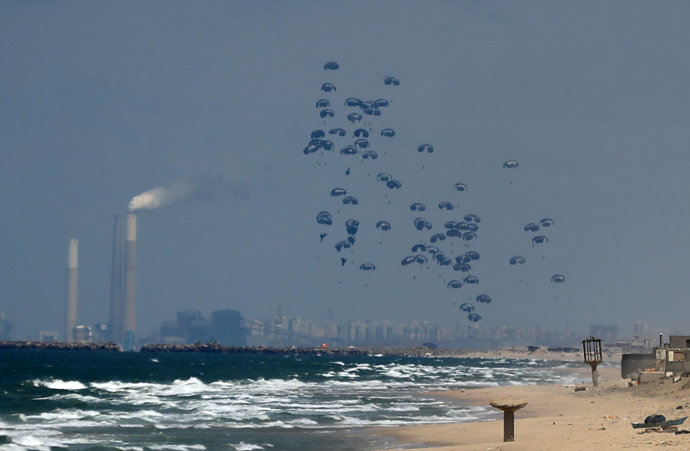 Archivo - March 25, 2024, Gaza City, Gaza Strip, Palestinian Territory: Military transport aircraft drop humanitarian aid on the Gaza Strip, west of Gaza City.