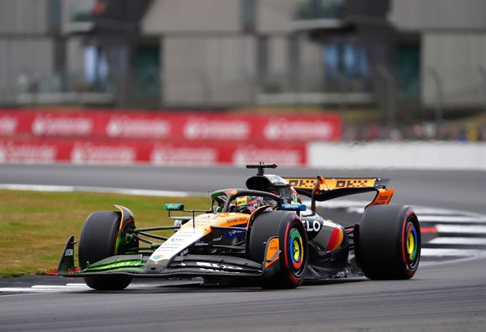 05 de julho de 2025, Reino Unido, Silverstone: O piloto australiano de Fórmula 1 Oscar Piastri, da equipe McLaren, dirige no circuito de Silverstone, em Northamptonshire, durante a classificação antes do Grande Prêmio da Inglaterra de Fórmula 1. Foto: Dav
