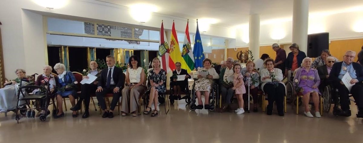 El Ayuntamiento homenajea a Margarita Domínguez, Gregorio Pacheco, y a otros 19 logroñeses de más de 100 años