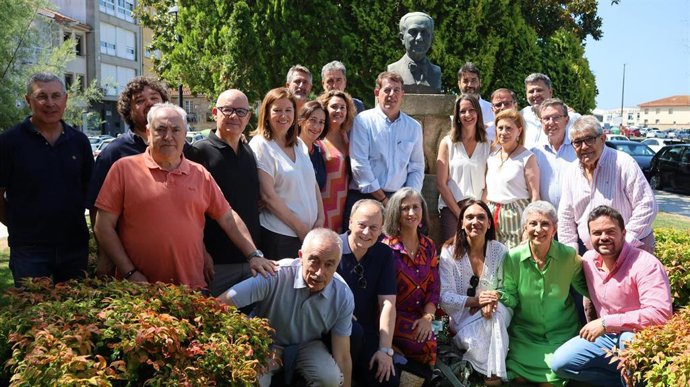 El secretario xeral del PSdeG, José Ramón Gómez Besteiro, en el acto de los socialistas por el 25 de julio ante el busto de Castelao en Rianxo (A Coruña).