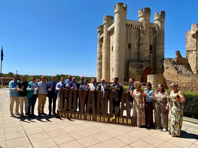El presidente de la Diputación de León, Gerardo Álvarez Courel, en la inauguración de la Feria del Vino de Valencia de Don Juan con numerosos representantes institucionales como el el consejero de la Presidencia de la Junta, Luis Miguel González Gago.