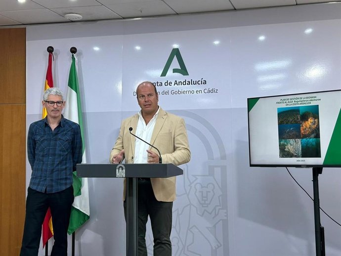 Óscar Curtido presentando el Plan de Gestión de la Biomasa para frenar al alga invasora Rugulopterix okamurae.