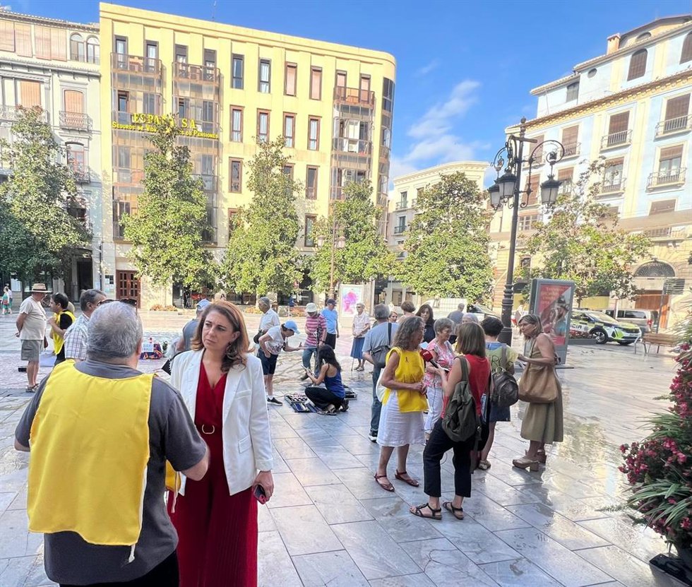 Concentración de La Calle Mata a las puertas del Ayuntamiento de Granada