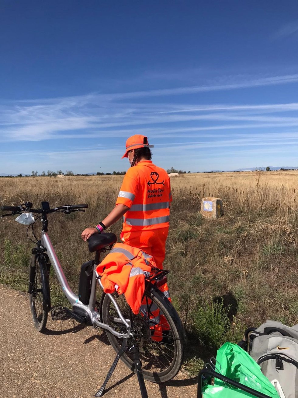 Una peregrina realiza en bicicleta el Camino de Santiago a su paso por la provincia de León.