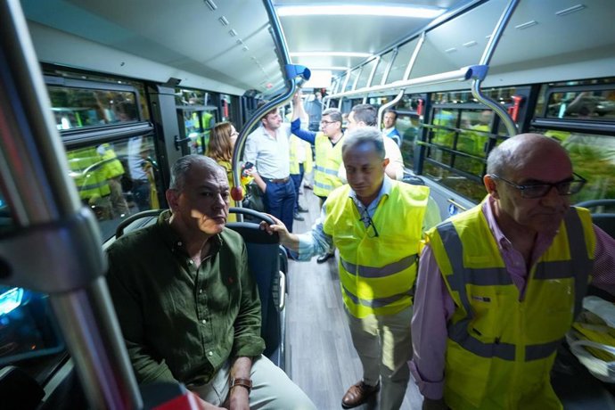 El alcalde supervisa las pruebas nocturnas del tranvibús entre Torreblanca- Sevilla Este y Santa Justa.
