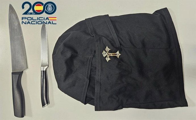 Cuchillos y pasamontañas incautados.